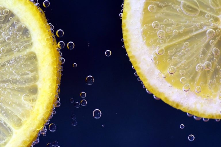 ¿Qué beneficios te aporta el agua tibia con limón?