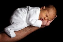 cuantas horas duerme un bebe