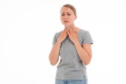 Cuida tu garganta inflamada con remedios naturales